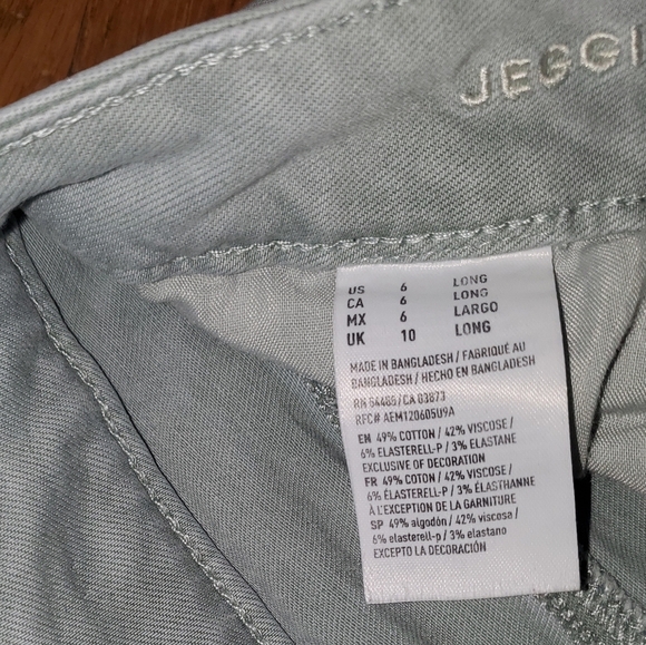American Eagle Distressed Jeggings - Picture 6 of 11